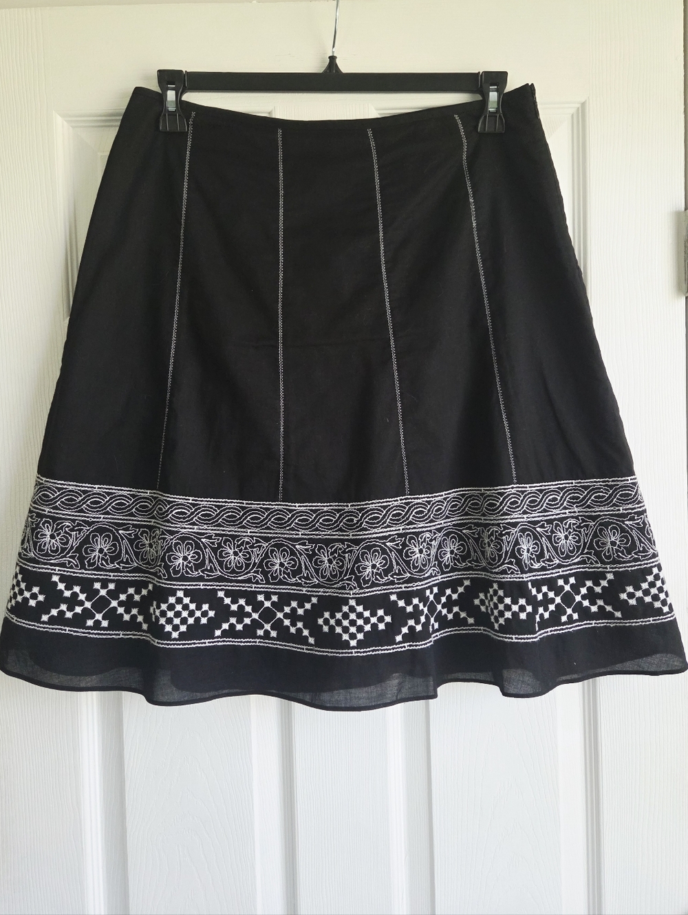 Ann Taylor ✨️ Black A-Line Cotton Skirt with White Embroidered Hem Size 8